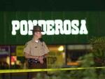 En betjent foran den Ponterosa-restaurant, hvor en 37-årig mand blev ramt af et skud, da han i selskab med sin kone gik over p-pladsen foran restauranten. - Foto: AP 