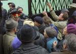 Pårørende forsøgte desperat at komme ind på hospitalerne i Moskva. - Foto: AP 