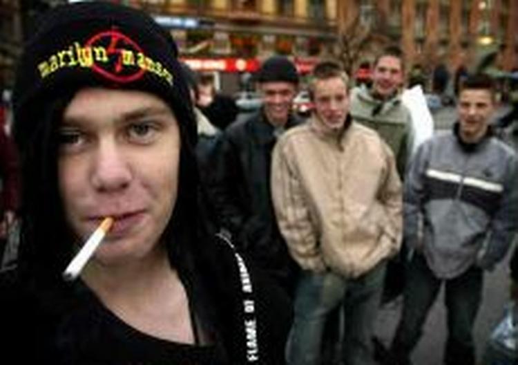 Unges sundhed skal beskyttes bedre. Politikere vil diskutere aldersgrænser for køb af alkohol og cigaretter. - Foto: Finn Frandsen 