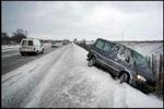 Denne bilist skulle muligvis have skiftet til vinterdæk i tide - eller ladet bilen stå derhjemme. På de vinterdage, hvor der ikke ligger sne, kommer man derimod fint frem på sommerdæk. -Foto: Thomas Borberg 