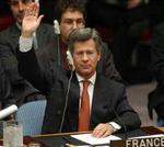 Den franske FN-ambassadør Levitte stemmer for den nye resolution. Rusland siger fredag, at den nye resolution umuliggør militær enegang fra USA's side, før sagen er drøftet i FN. - Foto: AP 