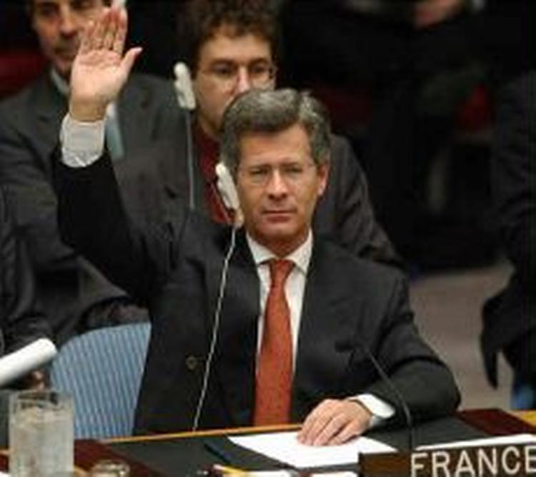 Den franske FN-ambassadør Levitte stemmer for den nye resolution. Rusland siger fredag, at den nye resolution umuliggør militær enegang fra USA's side, før sagen er drøftet i FN. - Foto: AP 