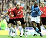 Manchester Citys Shaun Goater passerer Uniteds Rio Ferdinand. - Foto: AP 