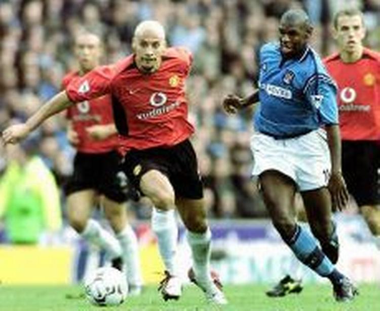 Manchester Citys Shaun Goater passerer Uniteds Rio Ferdinand. - Foto: AP 