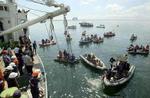 Filippinske redningsfolk leder efter overlevende i Manila-bugten mandag morgen. - Foto: AP 