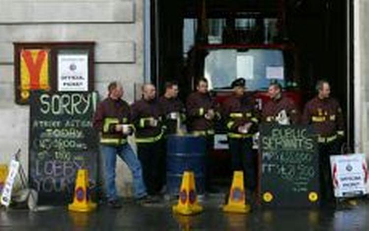 52.000 britiske brandfolk strejker i to dage. - Foto: AP 