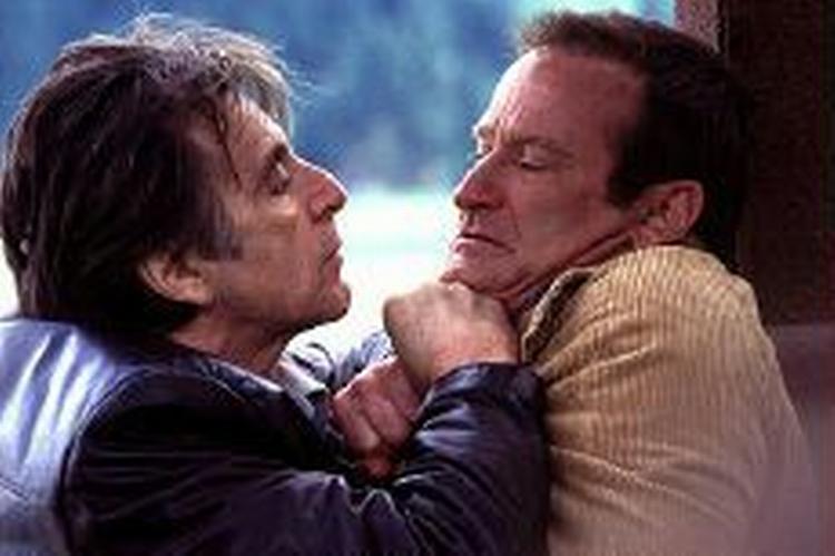 Politidetektiven Will Dormer (Al Pacino) er i knibe, da han ved et uheld skyder sin partner. Her er han i kambolage med krimiforfatteren Walther Finch, spillet af Robin Williams, som har noget på ham. - Foto: Rob McEwan 