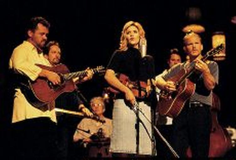 - Foto af Alison Krauss med sit ensemble Union Station. 