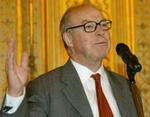 Svenske Hans Blix på en pressekonference i Frankrig. - Foto: AP 