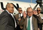 Mohamed El Badouri og Hans Blix (t.h.) før afrejsen fra Cypern til Irak. - Foto: AP 