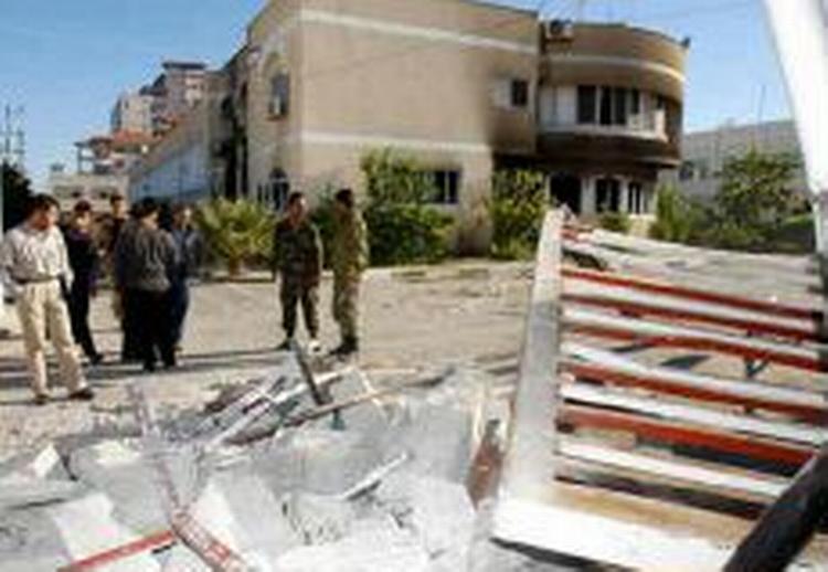 Palæstinensiske politifolk foran sikkerhedshovedkvarteret i Gaza By. - Foto: AP 