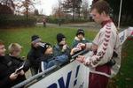 Morten Wieghorst tog sig tid til at skrive autografer til de unge fans under dagens landsholdstræning i Vedbæk. - Foto: Jens Dresling 