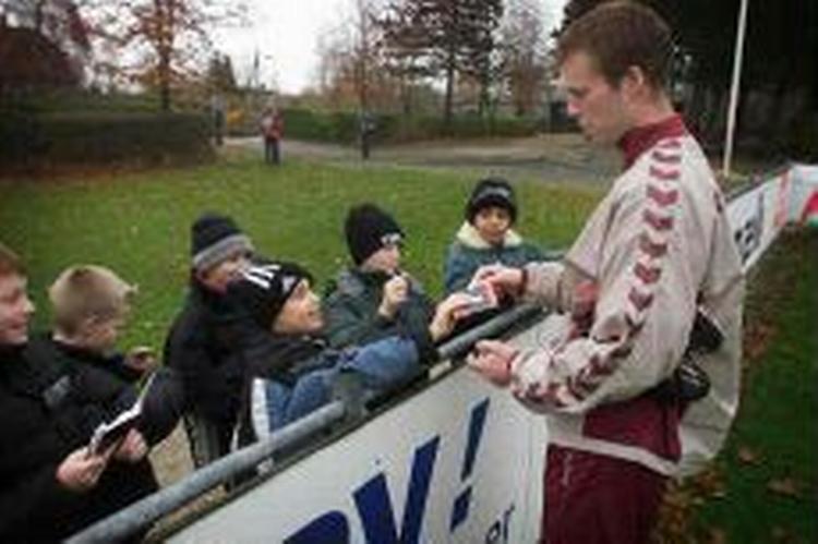 Morten Wieghorst tog sig tid til at skrive autografer til de unge fans under dagens landsholdstræning i Vedbæk. - Foto: Jens Dresling 