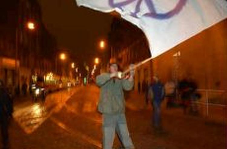 En af de få demonstranter i Prag. - Foto: AP 