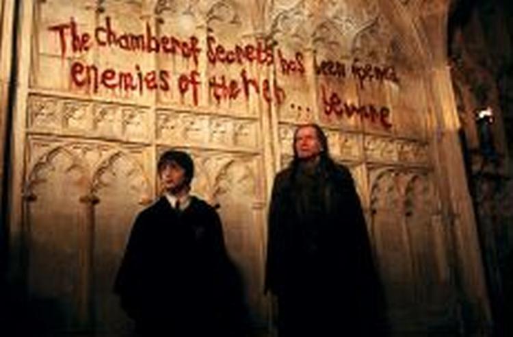 Mørkets kræfter er på spil igen i den nye, vellykkede Harry Potter-film. For Harry Potter-fans vil det ikke være nogen hemmelighed, hvad Hemmelighedernes Kammer rummer. Filmen følger trofast bogen. -Foto: SandrewMetronome 