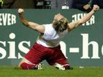 Peter Graulund var godt tilfreds, da han havde scoret til 2-2 i sidste minut mod Gladbach. Graulund var kommet på banen tyve minutter før tid. - Foto: AP 