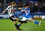 Udineses Martin Jørgensen har Brescia-forsvareren Gilberto Martinez i hælene. - Foto: AP 