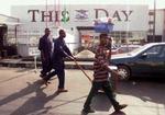Folk går forbi avisen ThisDays redaktion i Lagos. - Foto: AP 