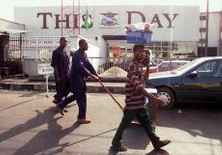 Folk går forbi avisen ThisDays redaktion i Lagos. - Foto: AP 