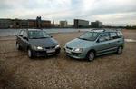 2003-årgangen af Mitsubishi Space Star har gennemgået få optiske ændringer udvendigt. Det er udstyrsvarianten Sport til venstre og Family-udgaven til højre. - Foto: Kim Agersten 