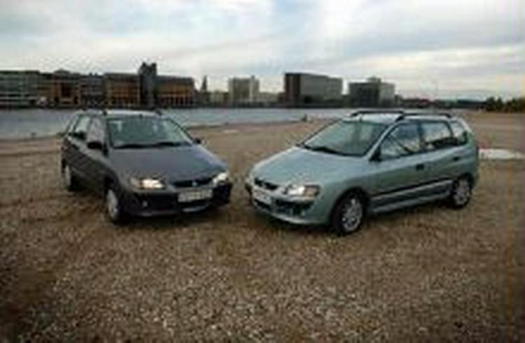 2003-årgangen af Mitsubishi Space Star har gennemgået få optiske ændringer udvendigt. Det er udstyrsvarianten Sport til venstre og Family-udgaven til højre. - Foto: Kim Agersten 