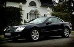 Folk stimler sammen og kaster længselsfulde blikke efter den meget velskabte Mercedes SL 500. Trods den pæne størrelse er der kun plads til to personer og tandbørsten. - Foto: Finn Frandsen 