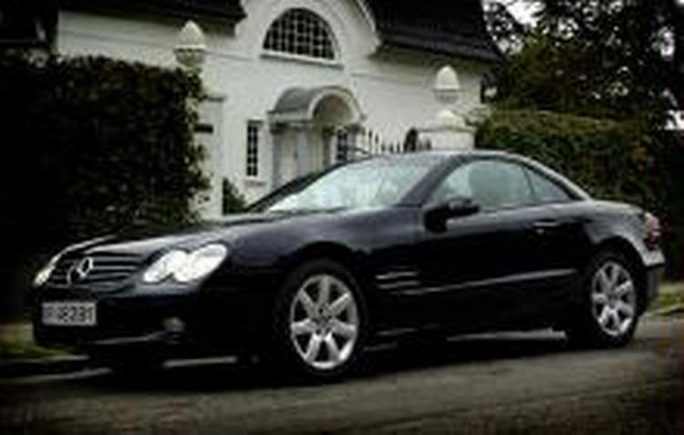 Folk stimler sammen og kaster længselsfulde blikke efter den meget velskabte Mercedes SL 500. Trods den pæne størrelse er der kun plads til to personer og tandbørsten. - Foto: Finn Frandsen 