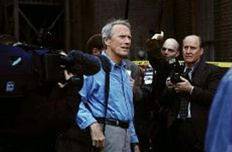 Filmen 'Blood Work' er god - men Clint Eastwood er måske lige det ældste i rollen som førsteelsker. - Foto:Sandrew Metronome. ! 