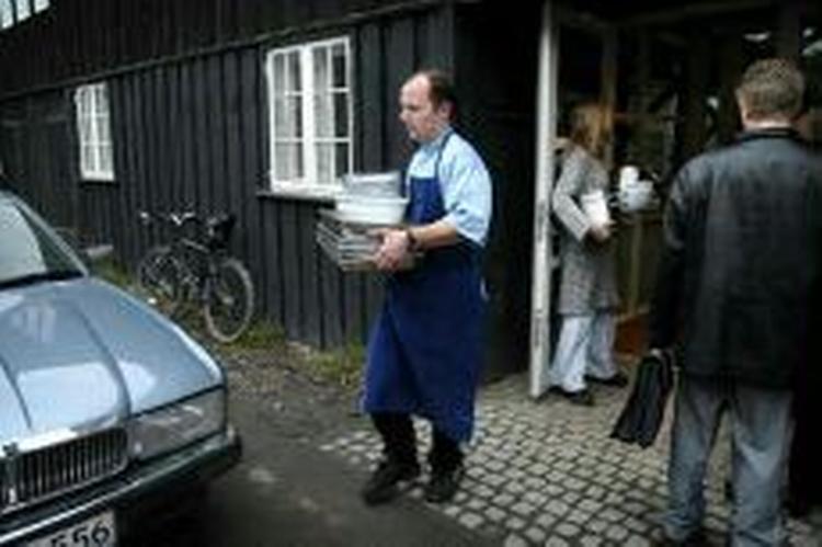 Ansatte fra Kontikibar henter service fra Dagens lokaler på Holmen. - Foto: Peter Hove Olesen 