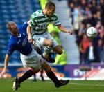 Rangers Craig Moore (tv.) mod Celtics Henrik Larsson. - Foto: AP 