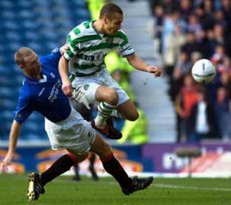 Rangers Craig Moore (tv.) mod Celtics Henrik Larsson. - Foto: AP 