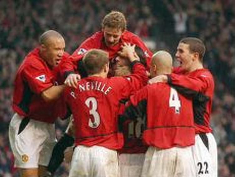 Manchester Uniteds spillere fejrer en scoring. - Foto: AP 