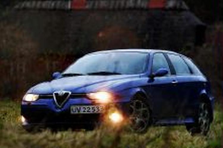 Sideskørter, større skærme og store 17 tommer fælge med kig til de røde bremsekalibre afslører Alfa 156 GTA Sportwagon. Foto: Martin Lehmann 