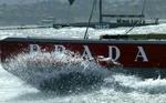 Jesper Banks overmænd om bord på Prada må vinke farvel til videre deltagelse i Louis Vuitton Cup. - Foto: AP 