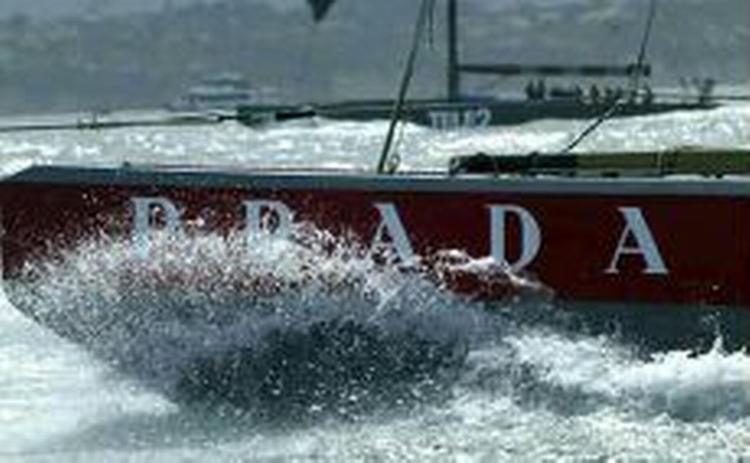 Jesper Banks overmænd om bord på Prada må vinke farvel til videre deltagelse i Louis Vuitton Cup. - Foto: AP 