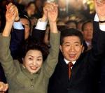 Roh Moo-hyun og hans kone i partihovedkvarteret, da sejren var hjemme. - Foto: AP 