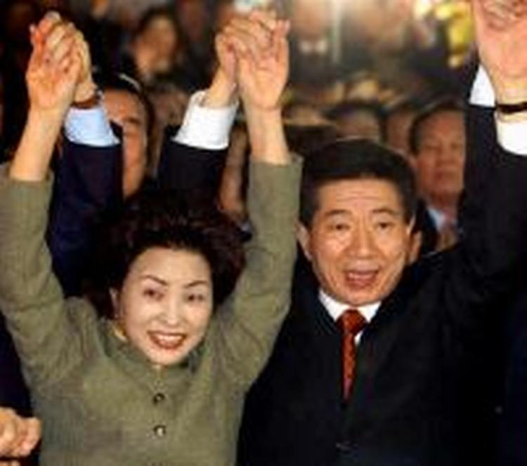 Roh Moo-hyun og hans kone i partihovedkvarteret, da sejren var hjemme. - Foto: AP 