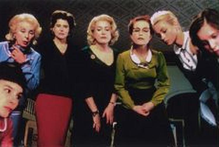 Fra venstre mod højre: Virginie Ledoyen, Danielle Darrieux, Fanny Ardant, Catherine Deneuve, Isabelle Huppert, Emmanuelle Béart og Ludivine Sagnier. 