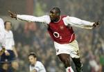 Sol Campbell jubler efter at have bragt sit hold Arsenal foran 1-0 hjemme mod M'boro. - Foto: AP 