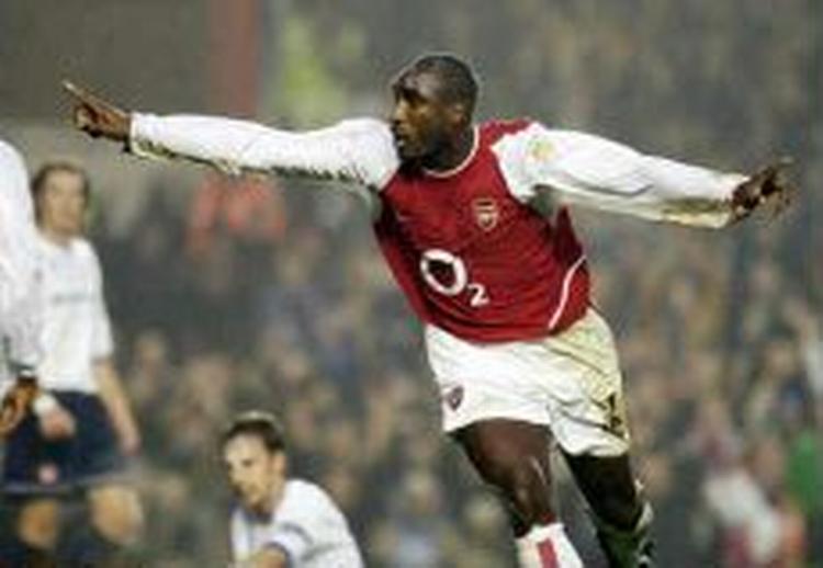 Sol Campbell jubler efter at have bragt sit hold Arsenal foran 1-0 hjemme mod M'boro. - Foto: AP 