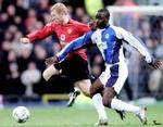 Blackburns Andrew Cole, til højre, forøger at holde Manchester Uniteds Paul Scoles væk fra scoringschancer. - Foto: AP 