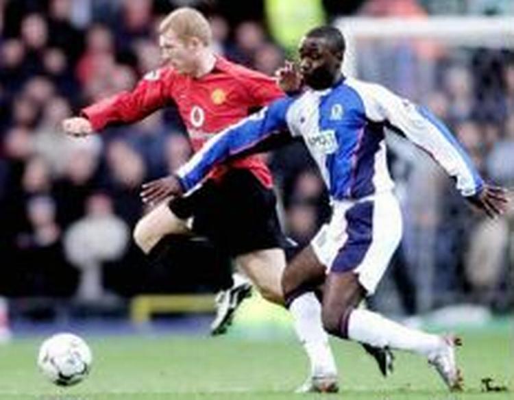 Blackburns Andrew Cole, til højre, forøger at holde Manchester Uniteds Paul Scoles væk fra scoringschancer. - Foto: AP 