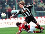 Perugia's Gianni Tedesco, til venstre, glider ind under Juventus' Pavel Nedved. Men Juventus vandt 1-0. - Foto: AP 
