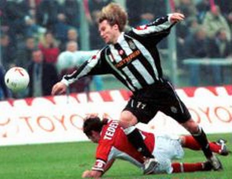 Perugia's Gianni Tedesco, til venstre, glider ind under Juventus' Pavel Nedved. Men Juventus vandt 1-0. - Foto: AP 
