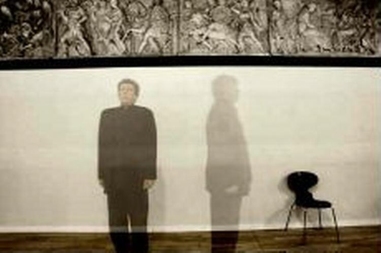 Kunstneren Eric Andersen foran sit værk 'Opus 90'. Ikke reliefferne, som er til at få øje på, men derimod 'Det skjulte maleri', der befinder sig på samme væg bag puds og maling. - Foto: Peter Hove Olesen 