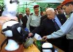 Premierminister Ariel Sharon ser på gasmasker. - Foto: AP 