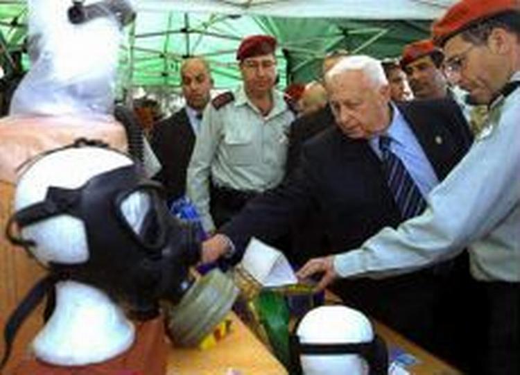 Premierminister Ariel Sharon ser på gasmasker. - Foto: AP 