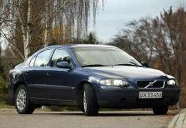 Volvo S 60 er ganske vellykket design. Formerne signalerer både sport og soliditet, men det er så som så med det sportslige i praksis. - Foto: Finn Frandsen 