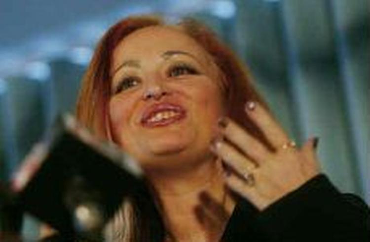 Brigitte Boisselier, kemiker på Clonaid, taler på en pressekonference i Hollowood. - Foto: AP 