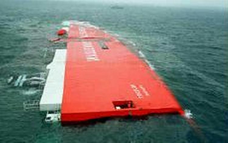 Det norske containerskib Tricolor har siden midt i december ligget på kun godt 25 meters dybde med siden i vandoverfladen - Foto: AP 